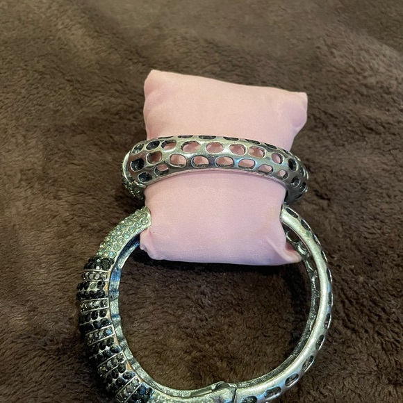 set of 2 white/black crystals bangle bracelets with gift box - Picture 3 of 5